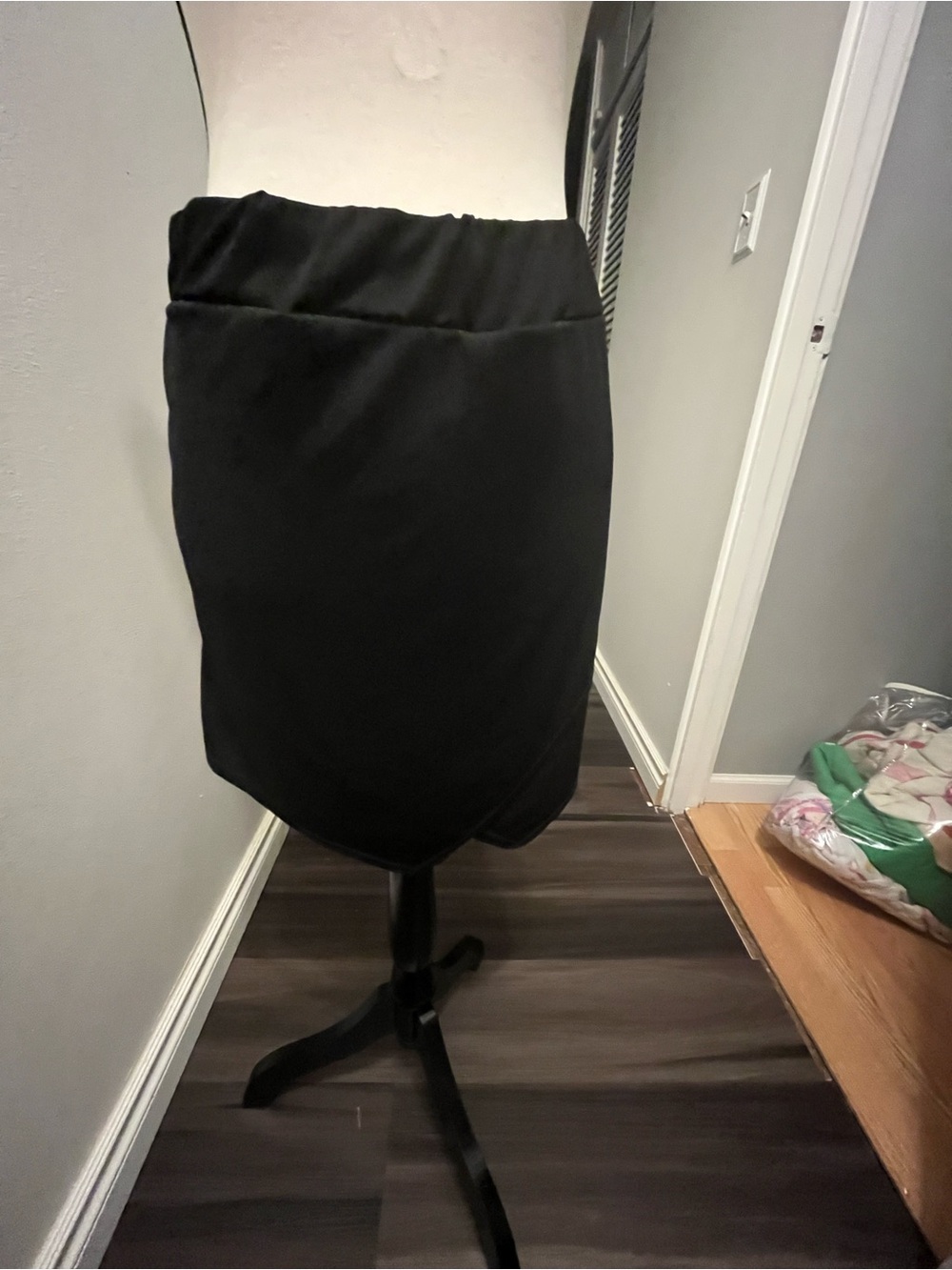 Boohoo Black Elastic-Waist Mini Skirt